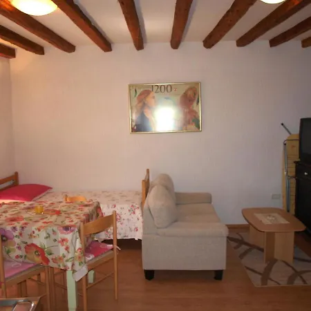 Apartman 52 *